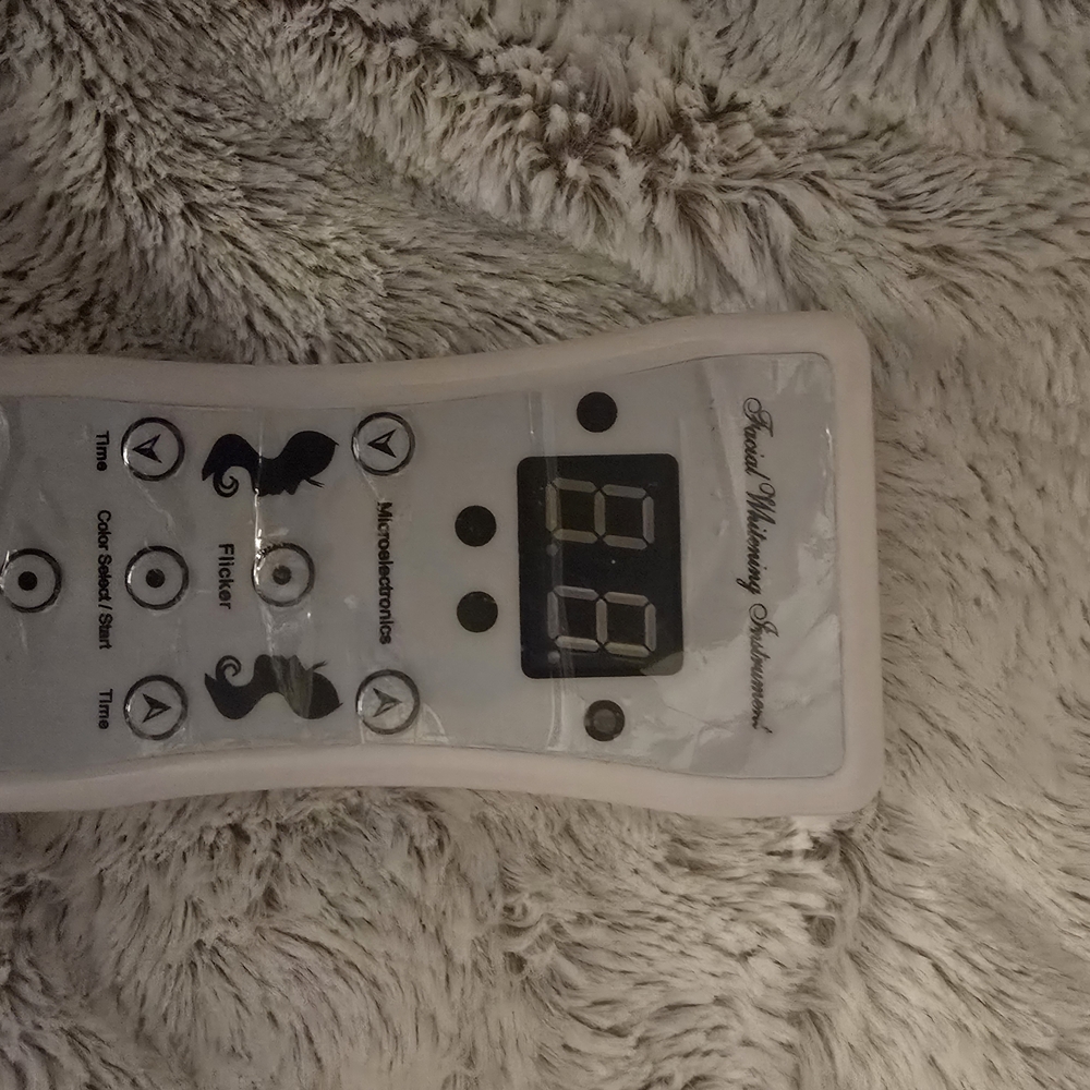 2 /20 White LED Facial Mask with Remote - Picture 3 of 3
